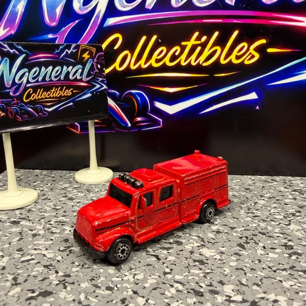 Maisto Equipment Truck Red Fire Engine FDNY Style Diecast Emergency Vehicle